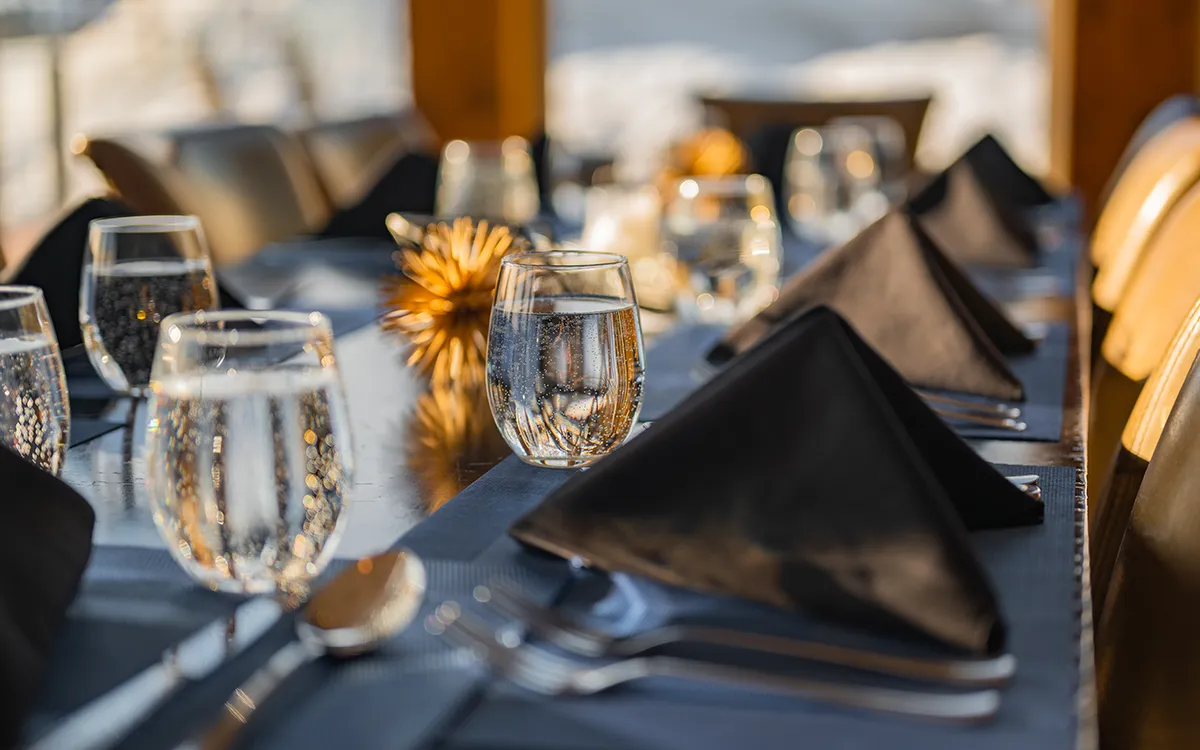 Tsaina Lodge, table dressée pour l'accueil d'équipes sur la Richardson Highway en Alaska