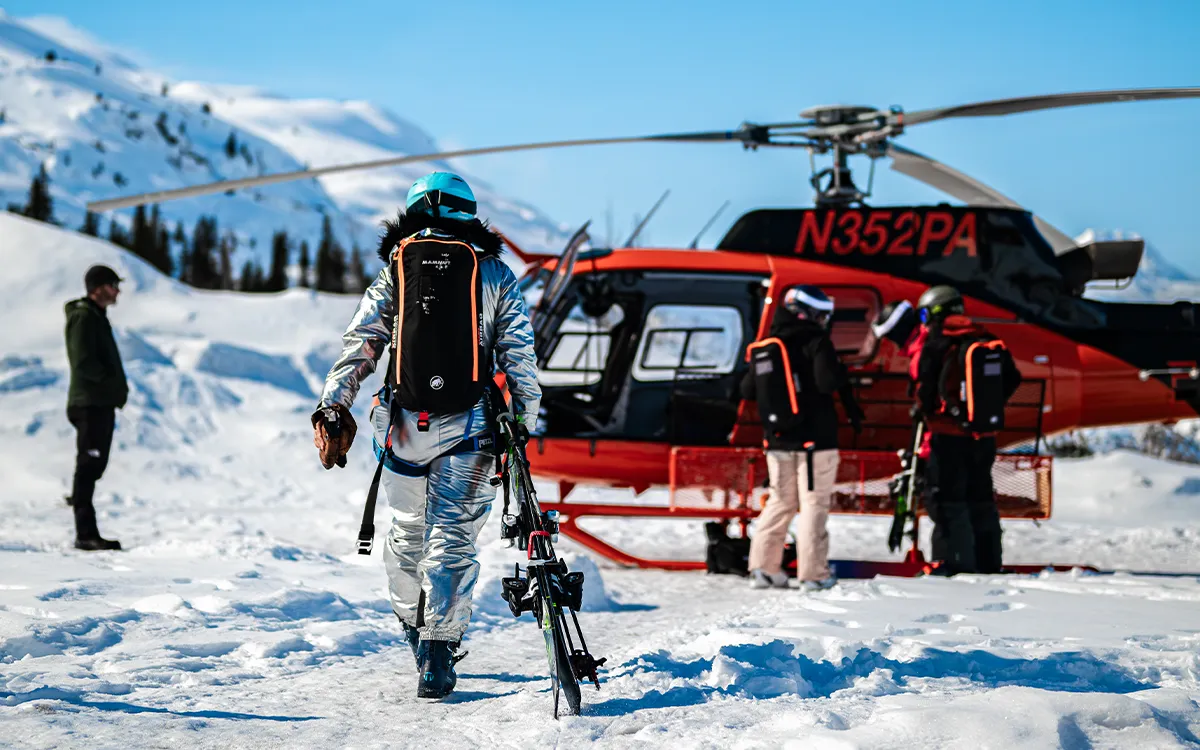 Valdez Heli-Ski Guides, skieur rejoignant l'hélicoptère dans les montagnes Chugach en Alaska